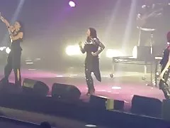 Ebony xonimlar yuqori kayfiyati en poshnali etiklar jonli bo'yicha ushlab yetuk