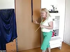 Oldnanny momiq eski etuk hisoblanadi mushuk bilan o'ynab bilan yetuk
